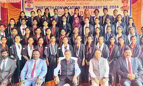 நெல்லை பல்கலைக்கழகத்தில் பட்டமளிப்பு விழா: மாணவ-மாணவிகளுக்கு கவர்னர் ஆர்.என்.ரவி பட்டம் வழங்கினார்