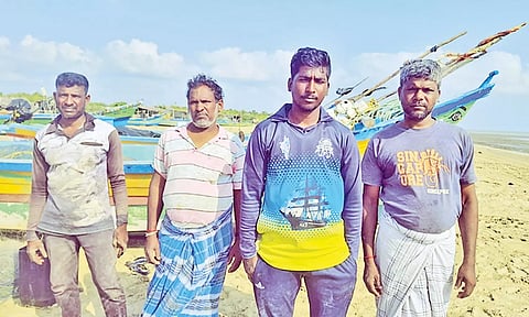 இலங்கை கடற்கொள்ளையர்களால் தாக்கப்பட்டு பொருட்களை பறிகொடுத்த வேதாரண்யம் மீனவர்களை காணலாம்.