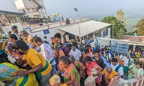 பழனியில் அலைமோதும் பக்தர்கள் கூட்டம்