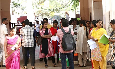 2582 காலி இடங்களுக்கு தமிழகம் முழுவதும் இன்று ஆசிரியர் பணிக்கான எழுத்துத்தேர்வு- 41 ஆயிரம் பேர் எழுதினார்கள்