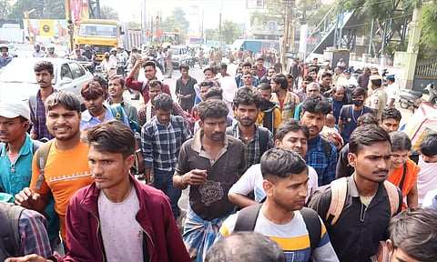 புதிய ஆர்டர்களால் சூடுபிடிக்கும் பின்னலாடை உற்பத்தி: திருப்பூரில் குவியும் வடமாநில தொழிலாளர்கள்