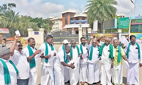 காவிரி மேலாண்மை ஆணைய தீர்மான நகலை எரித்து விவசாயிகள் போராட்டம்