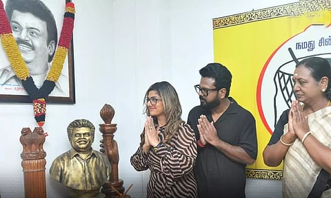 விஜயகாந்த் உருவ படத்திற்கு மரியாதை செலுத்திய ரம்பா