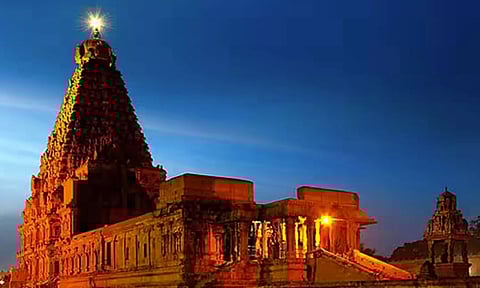 கோவில் கட்டும் பணிக்கு உதவிய அழகி