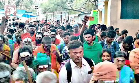 பிரதோஷத்தை முன்னிட்டு சதுரகிரியில் ஆயிரக்கணக்கான பக்தர்கள் தரிசனம்