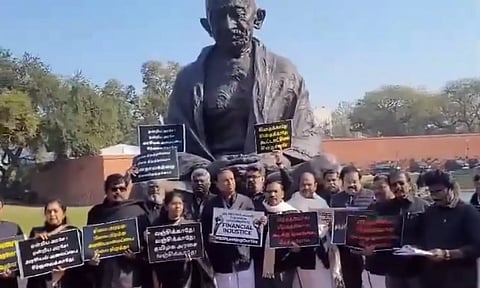 பாராளுமன்ற வளாகத்தில் தி.மு.க. எம்.பி.க்கள் கருப்பு சட்டை அணிந்து ஆர்ப்பாட்டம்