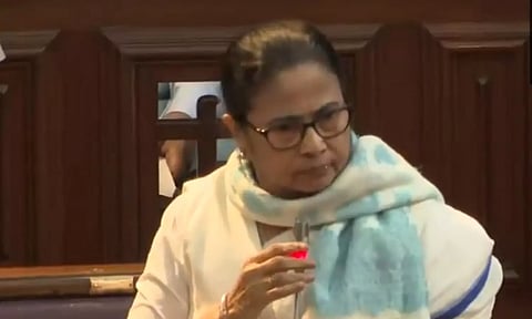 கூச்சலிட இது ஒன்றும் உங்கள் கட்சி அலுவலகம் அல்ல: சட்டசபையில் பா.ஜ.க.வை சாடிய மம்தா