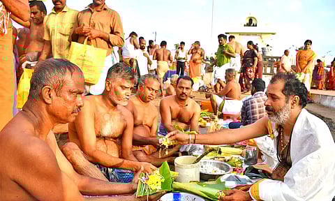 கன்னியாகுமரியில் ஆயிரக்கணக்கானோர் புனித நீராடி கர்ம பூஜை