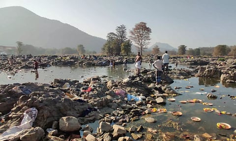காவிரி ஆற்றில் தண்ணீர் அளவு குறைந்து பாறைகளாக காட்சியளிப்பதை படத்தில் காணலாம்.
