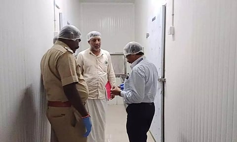 உணவு பாதுகாப்பு துறை அதிகாரி, மூல பொருட்களின் தரம் குறித்து ஆய்வு நடத்திய காட்சி.