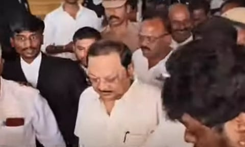 தாசில்தாரை தாக்கியதாக வழக்கு: கோர்ட்டில் மு.க.அழகிரி ஆஜர்