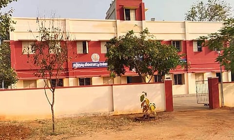 திண்டுக்கல் மாவட்ட விளையாட்டு அரங்க வளாகத்தில் உள்ள மாணவிகள் விடுதி.