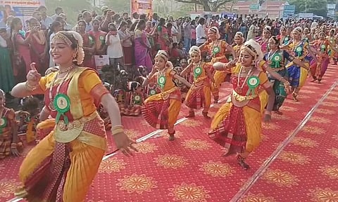 பழனியில் உலக சாதனைக்காக 1000 கலைஞர்கள் பங்கேற்ற பரதநாட்டிய உபசார விழா