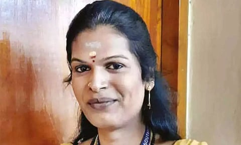 சுற்றியுள்ளவர்கள் என்னை எப்படி பார்ப்பார்கள் என்று கவலைப்பட்டேன்- டிக்கெட் பரிசோதகராக பணியாற்றும் திருநங்கை