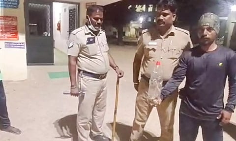 அரசு மருத்துவமனையில் டெங்கு வார்டில் உள்ள கழிவறையில் புகுந்த நல்லபாம்பு