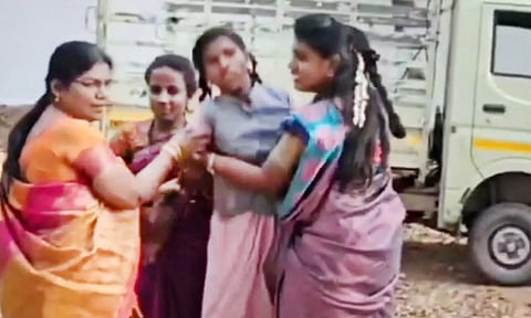திண்டுக்கல் அருகே பள்ளி விழாவில் சாமியாடிய மாணவிகளால் பரபரப்பு