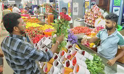 காதலர் தினத்தையொட்டி திருப்பூர் பூ மார்க்கெட்டில் விதவிதமான ரோஜா பூக்கள் விற்பனை