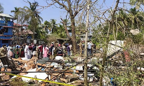 கோவில் திருவிழா: பட்டாசு விபத்தில் மேலும் ஒருவர் பலி- 4 பேர் கைது