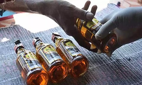 குவார்ட்டர் மதுபாட்டில்களை அதிகமாக விற்கும் டாஸ்மாக் விற்பனையாளர்கள்- மது பிரியர்கள் புகார்