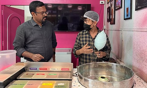 பஞ்சு மிட்டாய் தயாரிக்கும் கடைகளில் உணவு பாதுகாப்பு அதிகாரிகள் ஆய்வு