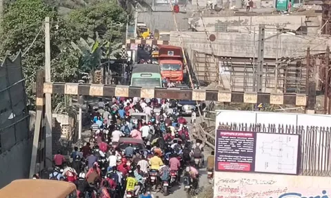 கண்டமங்கலம் ரெயில்வே கேட் தடுப்பு கட்டையில் சிக்கிய கண்டெய்னர் லாரி