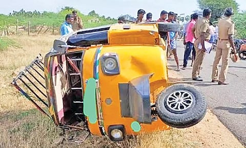 சாலையோரம் கவிழ்ந்து கிடக்கும் ஆட்டோ.