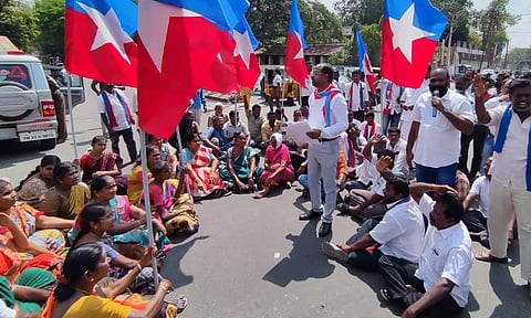 கோவிலை இடித்தவர்கள் மீது நடவடிக்கை எடுக்க வலியுறுத்தி விசிக, பொதுமக்களுடன் மறியல்