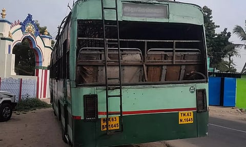 அரசு பஸ் மீது கல் வீச்சு- போலீசார் விசாரணை