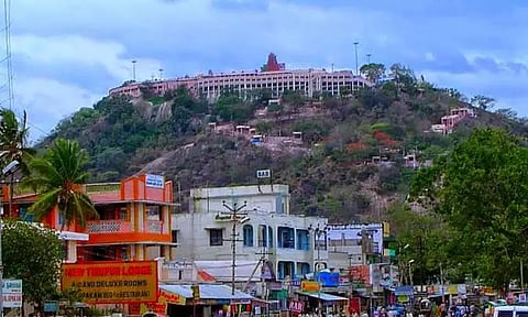 பழனி கோயிலில் பேட்டரி வாகனங்கள் இயக்க வேண்டும்: உயர்நீதிமன்ற மதுரை கிளை உத்தரவு