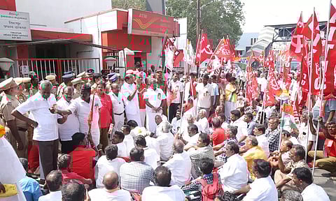 கோரிக்கைகளை வலியுறுத்தி திருப்பூரில் தொழிற்சங்கத்தினர் சாலை மறியல்- 500க்கும் மேற்பட்டோர் கைது