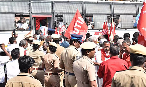 மத்திய அரசை கண்டித்து ரெயில் மறியலுக்கு முயன்ற அனைத்து தொழிற்சங்கத்தினர் 250 பேர் கைது