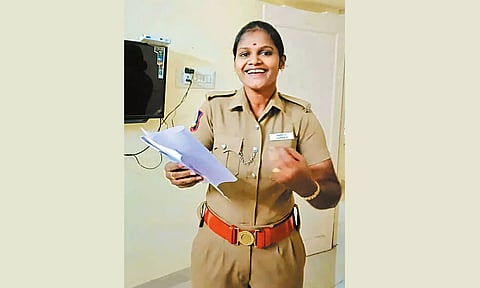 போதைப்பொருளுக்கு எதிராக பெண் போலீஸ் தானே எழுதி பாடிய வீடியோ வைரல்