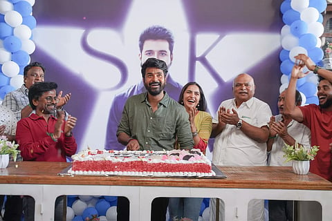 SK 23 படக்குழுவுடன் பிரம்மாண்ட கேக் வெட்டி பிறந்தநாள் கொண்டாடிய சிவகார்த்திகேயன்