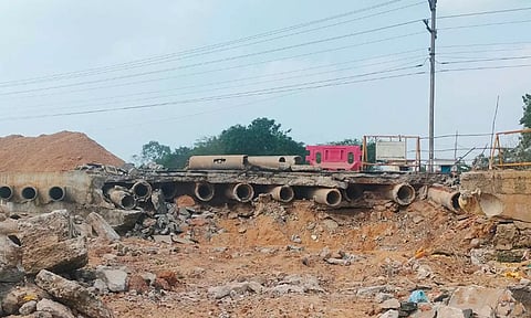 கூவம் ஆற்றில் 4-வது முறையாக தற்காலிக பாலம் அமைக்கும் பணி