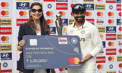 ராஜ்கோட் டெஸ்ட்: சொந்த மாநிலத்தில் ஆட்டநாயகன் விருது பெற்ற ஜடேஜா