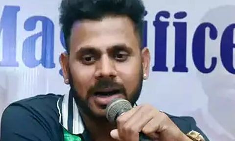 பிற வீரர்கள் சறுக்கிய போதும் தோனி என்னை ஒதுக்கியது ஏன்?: மனோஜ் திவாரி கேள்வி