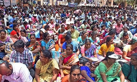 2-வது நாளாக போராட்டம்: ஆசிரியர்கள் 500 பேர் கைது