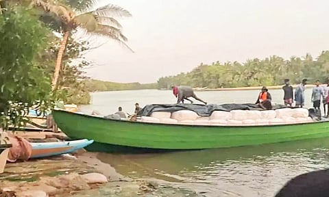 படகில் 2 டன் பீடி இலைகள் கடத்தி சென்ற 5 பேர் கைது