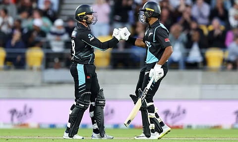 கான்வே, ரச்சின் அதிரடி: ஆஸ்திரேலியாவுக்கு எதிரான முதல் டி20 போட்டியில் நியூசிலாந்து 215 ரன்கள் குவிப்பு