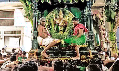 மாசி திருவிழா: சுவாமி சண்முகர் பச்சை சாத்தி கோலத்தில் வீதி உலா