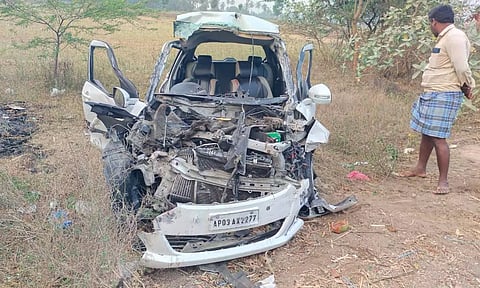 திருவண்ணாமலை அருகே டிராக்டர் மீது கார் மோதி 4 பேர் பலி