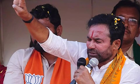 காங்கிரசுக்கு ஓட்டு போடுவது வாக்கை குப்பையில் வீசுவதற்கு சமம்