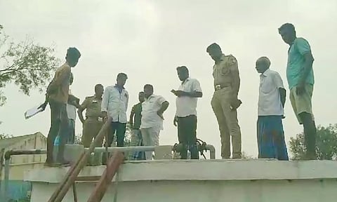 தெரு நாயை அடித்து கொன்று குடிநீர் தொட்டியில் வீசிய மர்மநபர்கள்- போலீசார் தீவிர விசாரணை