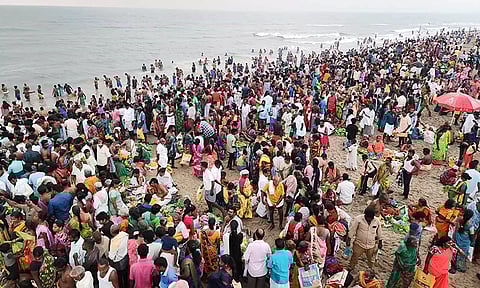 கடலூர் சில்வர் பீச்சில் முன்னோர்களுக்கு தர்ப்பணம் கொடுக்க குவிந்த பொதுமக்களை காணலாம்.