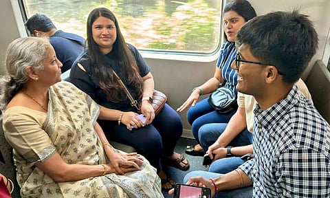 மின்சார ரெயிலில் பயணித்த நிதி மந்திரி: செல்பி எடுத்து மகிழ்ந்த பயணிகள்