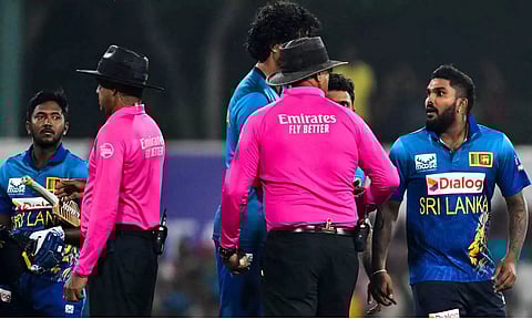 நடுவரிடம் ஆவேசப் பேச்சு: இலங்கை வீரர் ஹசரங்கா 2 போட்டிகளில் விளையாடத் தடை