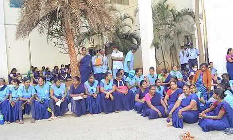 கோவையில் அரசு ஆஸ்பத்திரியில் தூய்மை பணியாளர்கள் திடீர் போராட்டம்