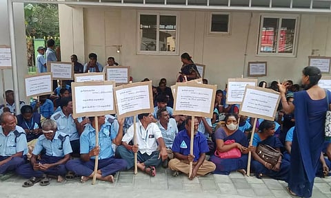 திருப்பூர் அரசு மருத்துவ கல்லூரி மருத்துவமனையில் ஒப்பந்த பணியாளர்கள் உள்ளிருப்பு போராட்டம்