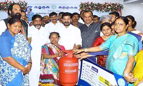 தெலுங்கானா: ரூ.500 சிலிண்டர் திட்டத்தை தொடங்கி வைத்தார் முதலமைச்சர் ரேவந்த் ரெட்டி