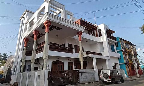 சோதனை நடைபெற்ற முன்னாள் நகராட்சி மன்ற தலைவர் பன்னீர்செல்வம் வீடு.